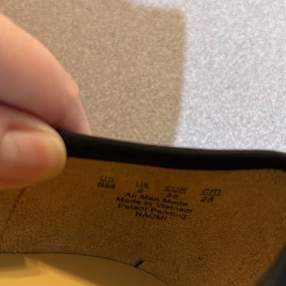 Naturalizer black leather pumps, size 8 M. - Picture 8 of 8